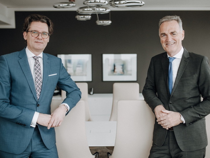 Vorstandsmitglied Mark Uhde (links) heißt Erhard Modrejewski als neuen Direktor Unternehmenskunden in der Volksbank BraWo willkommen. 