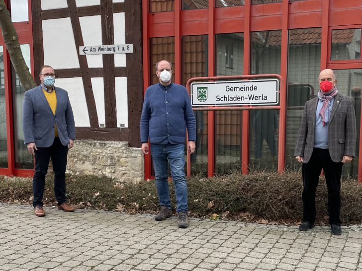 Von links: Julian Märtens, Andreas Memmert und Harald Koch vor der Gemeindeverwaltung in Schladen.