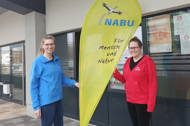 Josefine Beims, Leiterin der NABU-Regionalgeschäftsstelle (links) begrüßt ihre neue Kollegin Melanie Bänsch (rechts) als NAJU-Regionalbetreuung   