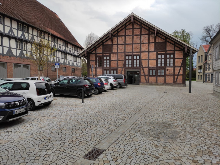 Der Parkplatz hinter dem Bürger Museum soll zum Zunz-Platz werden. So schlagen es jedenfalls Jürgen Kumlehn und Thomas und Winfried Pink vor.
