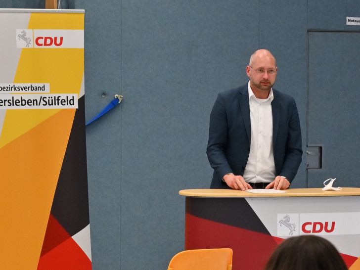 Bundestagskandidat Andreas Weber leitet die Aufstellungsversammlung.