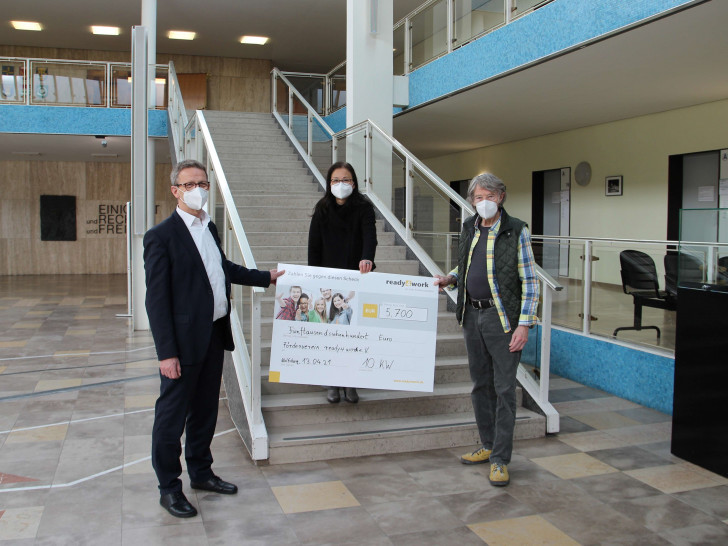 Die 10KW-Künstler Eimo Cremer und Yoko Haneda übergaben den Spendenscheck in Höhe von 5.700 Euro an Klaus Mohrs, stellvertretender Vorsitzender des Fördervereins ready4work.
