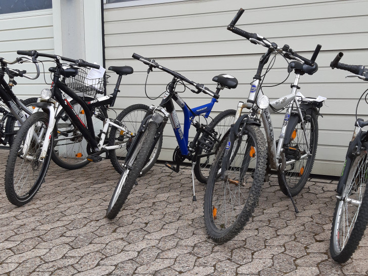 Die Polizei sucht die Besitzer dieser Fahrräder