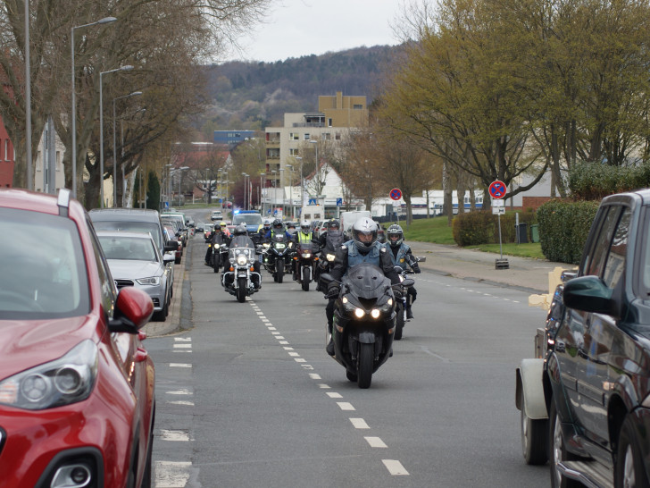 Mit einer Kolonne von über 30 Fahrern gedachten die Biker den im Verkehr verstorbenen Motorradfahrern.