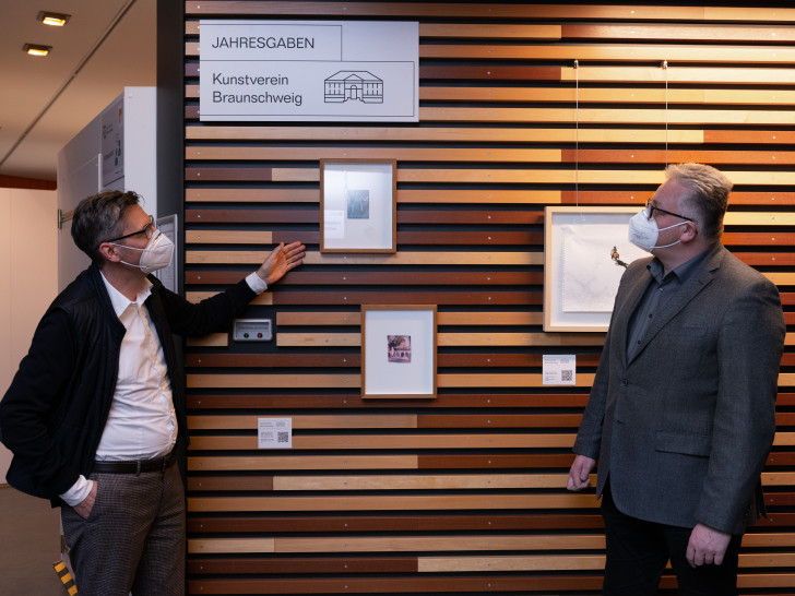 Tobias Hoffmann, Vorsitzender Kunstverein Braunschweig und Stephan Lemke, Geschäftsführer der Stadthalle Braunschweig Betriebsgesellschaft mbH vor einer der Ausstellungwände.  