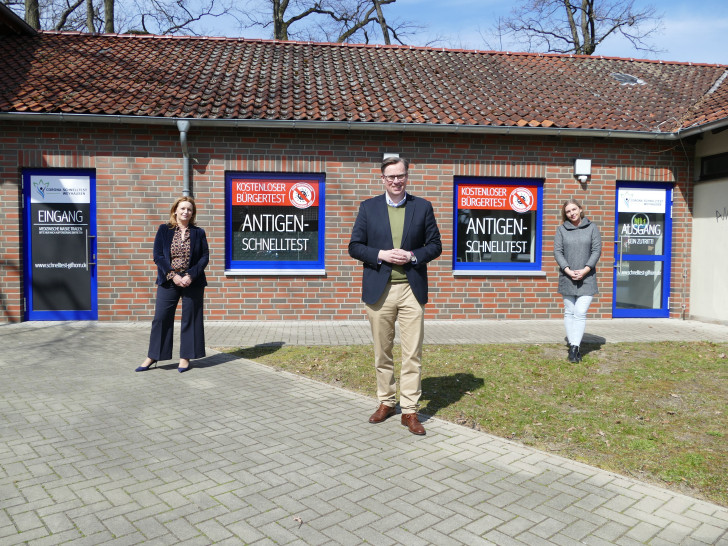 Landrat Dr. Andreas Ebel (Mitte) besucht das neue Testzentrum in Weyhausen.