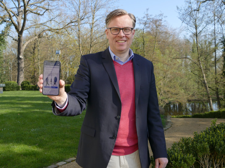 Landrat Dr. Andreas Ebel präsentiert die PassGo App.
