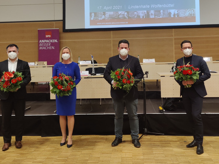 (Von links) Mit Dr. Christos Pantazis, Dunja Kreiser, Hubertus Heil und Falko Mohrs führen vier SPD-Politiker aus der Region die Niedersächsische SPD in die Bundestagswahl