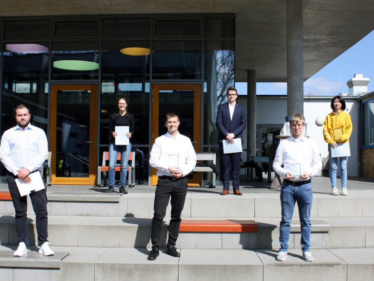Von rechts: Die Preisträgerinnen und Preisträger Till André Schlomka, Rilana Rohde, Andreas Kässens, Jonas Biniek, Dominic Brown, Huanni Zhu nahmen ihre Auszeichnung im Außengelände der Ostfalia entgegen.