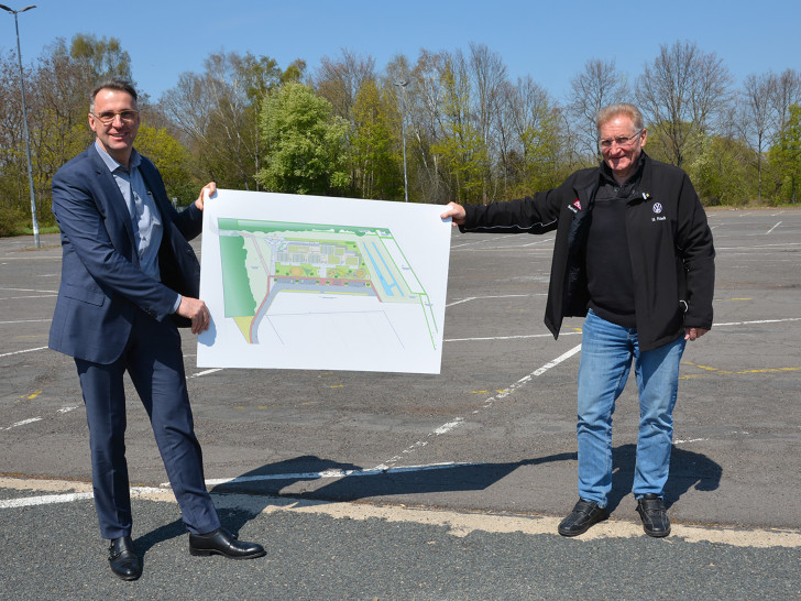 Werkleiter Martin Schmuck (li.) mit dem Betriebsratsvorsitzenden Uwe Fritsch auf dem Parkplatz Ohefeld, auf dem die Kita entstehen wird. 