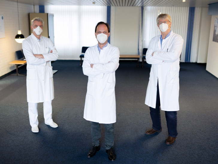 Prof. Dr. Max Reinshagen, Chefarzt der Klinik für Gastroenterologie & Diabetologie, Prof. Dr. Dr. Guido Schumacher, Chefarzt der Klinik für Allgemein- und Viszeralchirurgie sowie Prof. Dr. Philipp Wiggermann, Chefarzt der Radiologie & Nuklearmedizin.