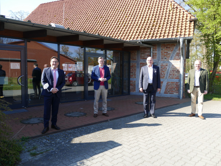 Sandro Pietrantoni (v.l.), Landrat Dr. Andreas Ebel, Eckhard Montzka und Thomas Spanuth eröffneten das testzentrum in Meinersen.