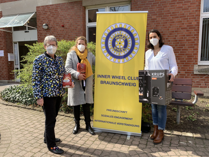 Von links: Bärbel Jablonowski (Inner Wheel Club Braunschweig), Caroline Weidner (Präsidentin Inner Wheel Club Braunschweig), Katja Seiler-Böttcher (Stellvertretende Pflegedirektorin Krankenhaus Marienstift).