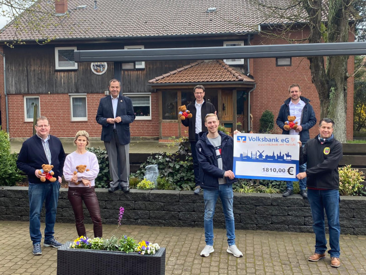 Über die großzügigen Gaben freuen sich Bernd Weymann und Petra Arnhold, Peter Weymann und Matthias Köhler von der Traditionsgemeinschaft Wendezelle sowie in der oberen Reihe Gerd-Ulrich Hartmann, Kroschke Kinderstiftung, Florian Grünhagen von der Wendeburger Traditionsgemeinschaft und Felix Mecke, Traditionsgemeinschaft Zweidorf. 