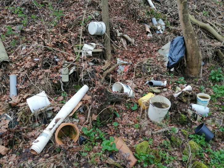 Müll am Friedhof in Almke.