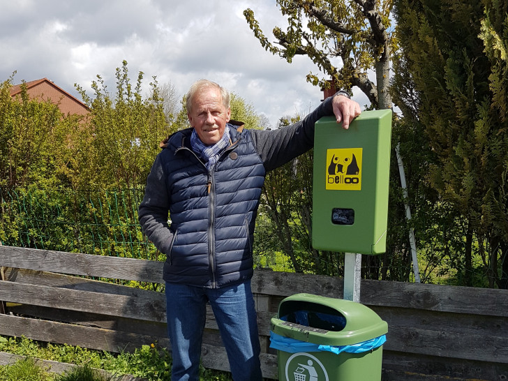 Der stellvertretende Bürgermeister Hans-Werner Peggau vor dem Standort Am Sportplatz.