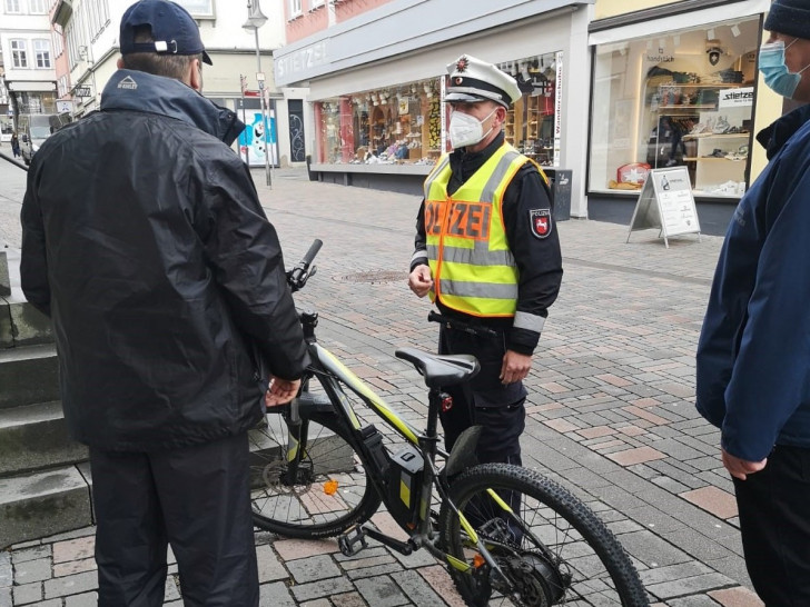 Die Polizei kontrolliert Radfahrer.