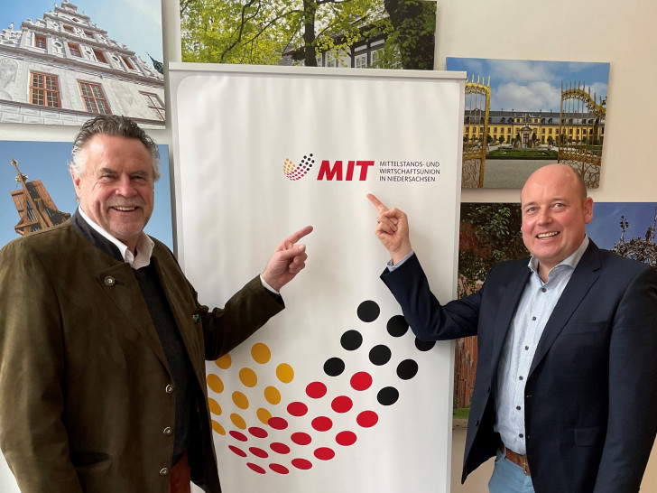 MIT Chef Werner Lübbe (links) freut sich mit seinem designierten Nachfolger Holger Bormann (rechts) das der Generationenwechsel der MIT in Niedersachsen erfolgreich „eingeläutet wurde“.