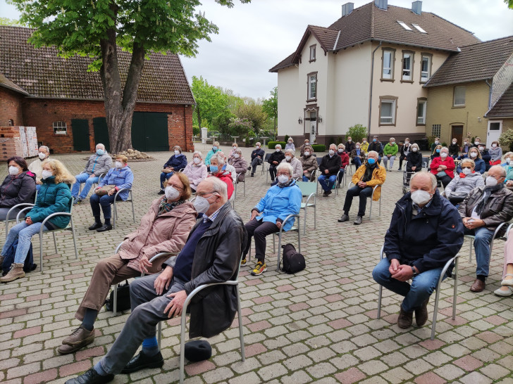 Mit gebührendem Abstand und mit einer Maske konnten die Teilnehmer dem Gottesdienst unter freiem Himmel beiwohnen.