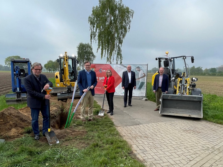 Der Spatenstich für den Breitbandausbau in der Samtgemeinde Meinersen ist erfolgt.