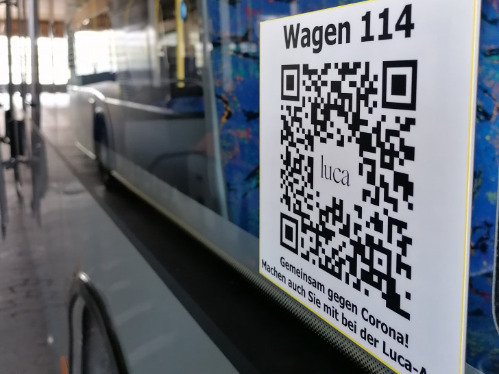 Ein QR-Code für die Luca-App an einem Bus in Goslar. 