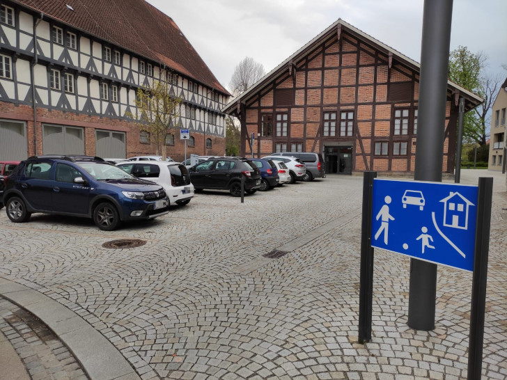 Einem Antrag von Thomas und Winfried Pink zufolge soll der Parkplatz am Bürger Mueseum zum Zunz-Platz werden.