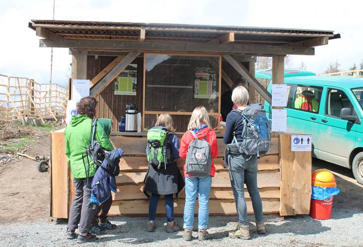 Jetzt ist er wieder besetzt - der mobile Infostand der Landesforsten an den Kästeklippen. Das Forstamt Clausthal  beantwortet Fragen und erfrischt Wanderer mit Getränken und Wildwurst