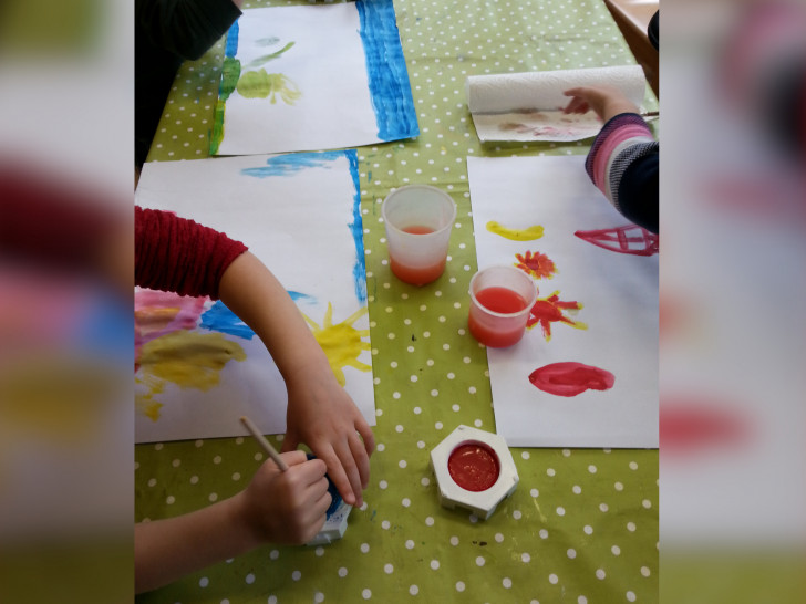 Kinder der Seesener Kindertagesstätte am Spottberg experimentieren mit Farben.