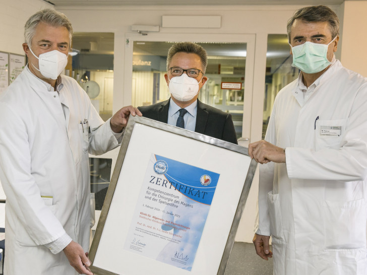 Freuen sich über die Auszeichnung - von links: Prof. Dr. Dr. h.c. Guido Schumacher, Chefarzt der Chirurgischen Klinik, der Ärztliche Direktor Dr. Thomas Bartkiewicz und Michael Forner, Leitender Oberarzt.