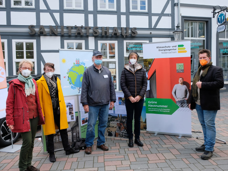 Freuen sich über den Auftakt der Klimaschutzkampagne „Grüne Hausnummer“. Von links: Cornelia Grothe-Bichoel (Energieberaterin), Ute Meermann-Hirsch (Architektin und Energieberaterin), Dr. Gottfried Römer (Geschäftsführer der ERA), Elisa Nestmann (Klimaschutzmanagerin des Landkreises Goslar) und Michael Stieler (Energieberater).  