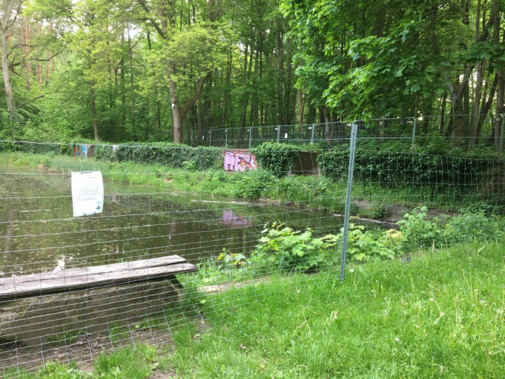 Ein Zaun um das "Alte Freibad" soll die Gefahr eindämmen.