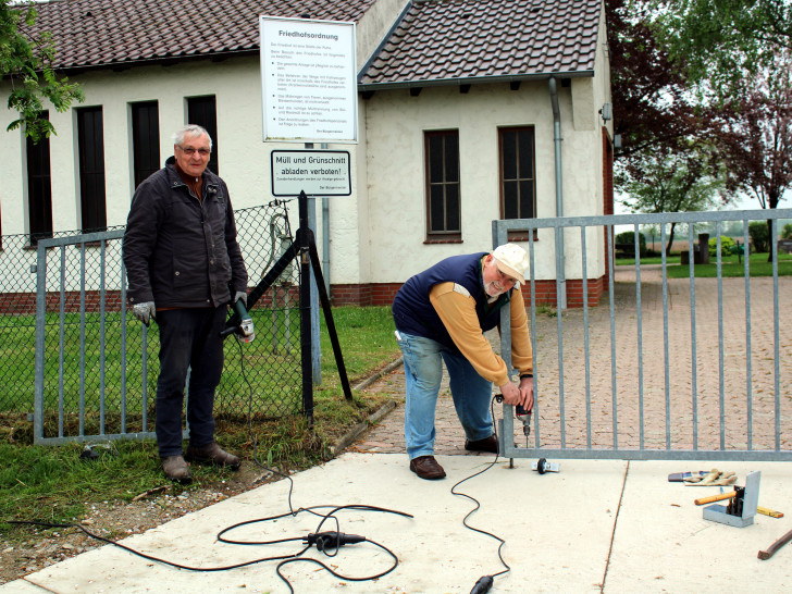 Manfred Scholz (links) und Dieter Valentini reparierten das Hoiersdorfer Friedhofstor.
