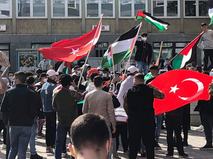 Rund 200 Personen protestierten am Samstag gegen das Vorgehen Israels im Gaza-Streifen. Später wurde die Demo vom Versammlungsleiter vorzeitig aufgelöst.