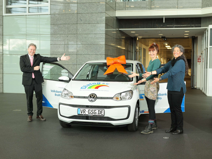  Thomas Fast, Leiter der Direktion Gifhorn der Volksbank BraWo, übergibt das VRmobil an Julia Hüffmeyer und Daniela Cevik (r.) vom Dialog e.V. 