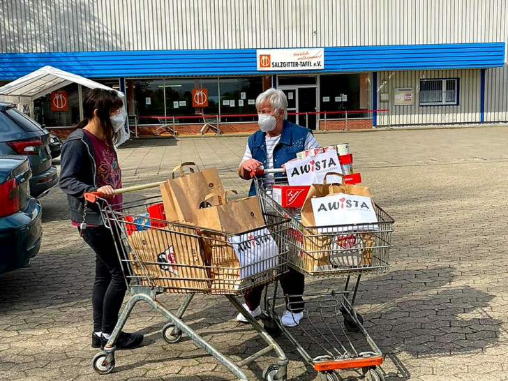 Bufdi (Bundesfreiwilligendienst) Kraft Lillia Veer übergibt die Spende an Waltraut Triller von der Salzgitter Tafel e.V.   