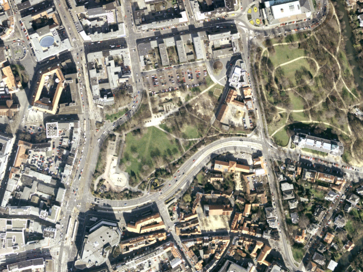 Der Schlossplatz im Jahr 1998 - damals noch ohne Schloss.