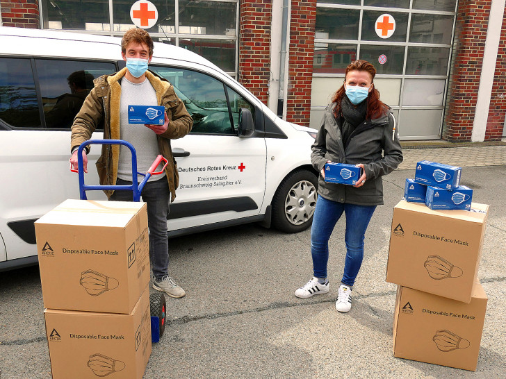 DRK-Vorstand Nicole Kumpis nahm die insgesamt 2000 Pakete mit jeweils 50 medizinischen Masken von Jonas Kawa, Marketingleiter der Braunschweiger Firma Arctic, entgegen. 