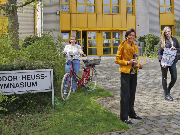 Victoria Bahl (11. Klasse), Schulleiterin Sandra Feuge und Dirk Hahn freuten sich, den Wanderpokal des Stadtradelns noch vor dem Start der „neuen Runde“ von Radverkehrsbeauftragter Svea Neumann (2. v. r.) noch einmal in Empfang nehmen zu können. 