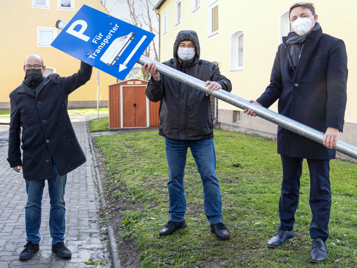 Das letzte Schild mit Parkplatzhinweis stellten jetzt (v.l.) Ortsbürgermeister Marco Kreit, Ratsherr Torsten Stormowski und TAG Chef Claudius Oleszak Am Rodekamp auf.