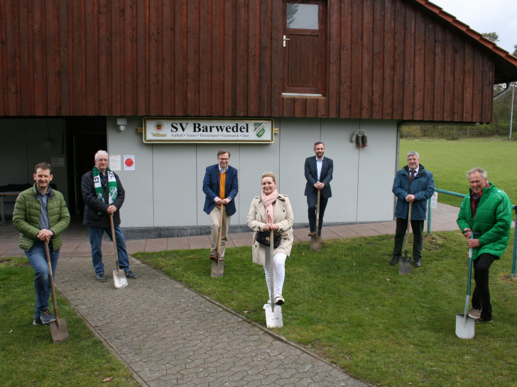 Beim SV Barwedel wurde mit Hilfe des Sportstättenförderkonzeptes des Landkreises Gifhorn der Spatenstich für den Ausbau des Sportheims gesetzt.