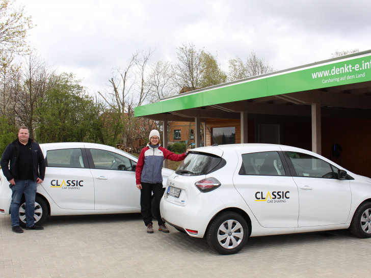 Luden zur Probefahrt ein: Niklas Reling vom Carsharingbetreiber CLASSIC Car Sharing sowie Kerstin Geffers, Mobilitätsbeauftrage im Landkreis Wolfenbüttel.  