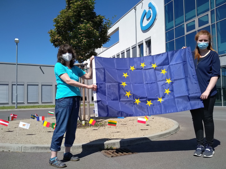 Im Berufsbildungszentrum der Lebenshilfe Braunschweig steht eine Woche lang alles im Zeichen Europas. Schon vor dem Eingang weisen Flaggen aus allen Mitgliedsstaaten der Europäischen Union auf das vielfältige Programm hin. Hier präsentieren Susanne Lauer und Katharina Babig ein Sternenbanner, das zum Willkommen im Foyer hängt. 