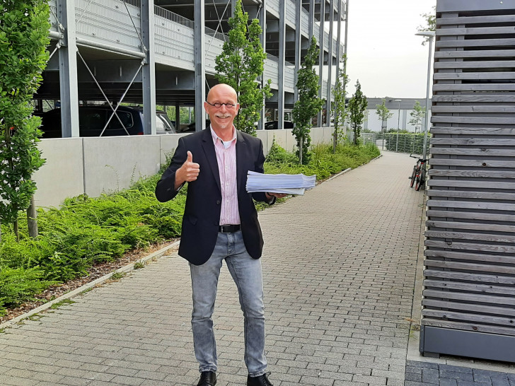 Detlef Eichner tritt zur Landrats-Wahl im Landkreis Gifhorn als parteiloser Kandidat der Bürgerinnen und Bürger an. Jetzt legte er knapp 400 Unterstützerunterschriften vor. 