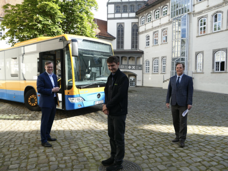 Felix Dannies (Mitte) ist Gifhorns jüngster Busfahrer. Glückwünsche erhielt Felix Dannies von Landrat Dr. Andreas Ebel und Stephan Heidenreich, Geschäftsführer der Verkehrsgesellschaft Landkreis Gifhorn mbH (VLG). 