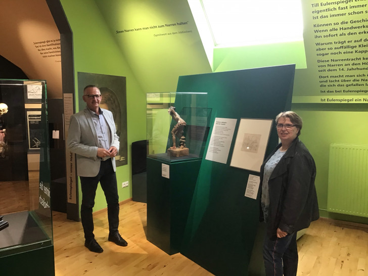 Samtgemeindebürgermeister Dirk Neumann und die Leiterin der allgemeinen Verwaltung Beate Maiberg im Museum.