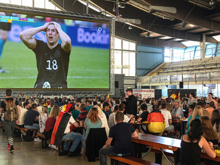 Zwischen 500 und 600 Fans verfolgten das Spiel Deutschland - England.