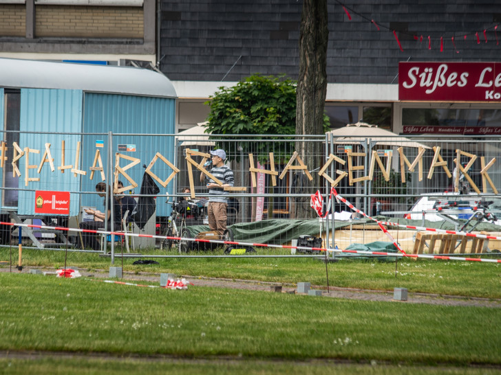 Der Bauzaun gibt einen Hinweis: Hier entsteht das Reallabor Hagenmarkt.