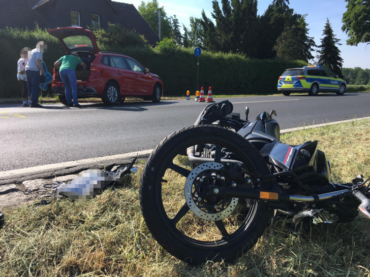 Der Motorradfahrer musste in ein Krankenhaus gebracht werden.