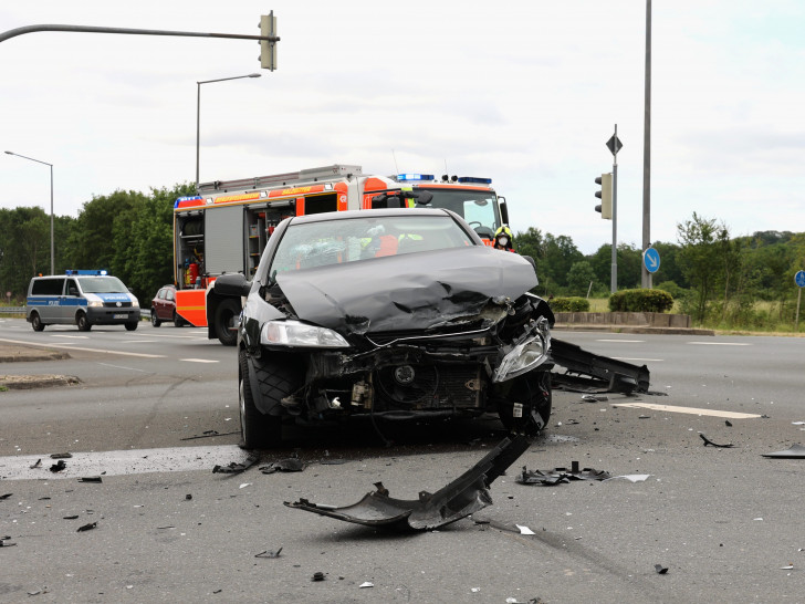 Der Opel blieb schwer beschädigt im Kreuzungsbereich liegen. 