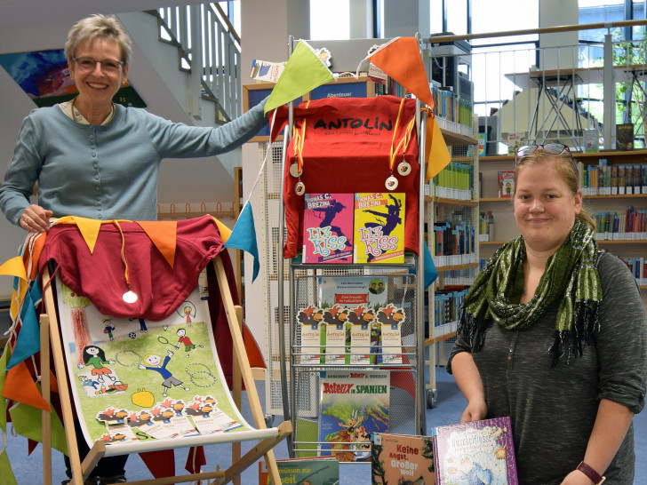Sylvia Fiedler, Leiterin der Stadtbibliothek (links), freut sich mit Projektleiterin Jessica Färber-Stecher auf viele lesende Kinder, die sich am Antolin-Wettbewerb beteiligen.